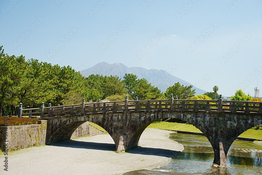 Fototapeta premium 石橋公園のアーチ橋から眺める桜島