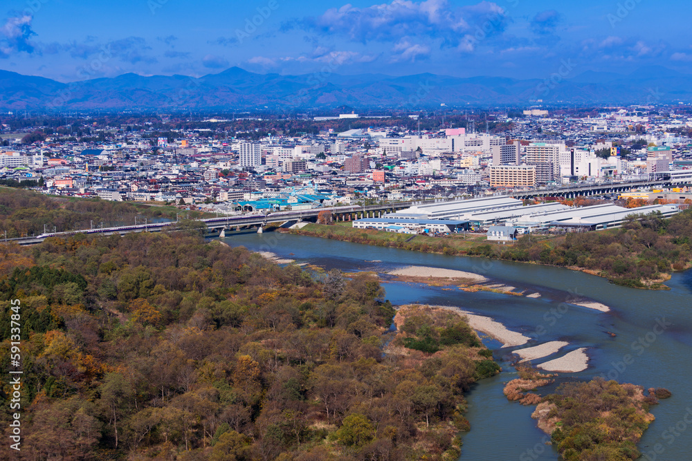 Obraz premium 紅葉の北上市街と和賀川と新幹線
