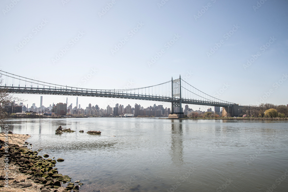 Naklejka premium A view of the Robert F Kennedy bridge