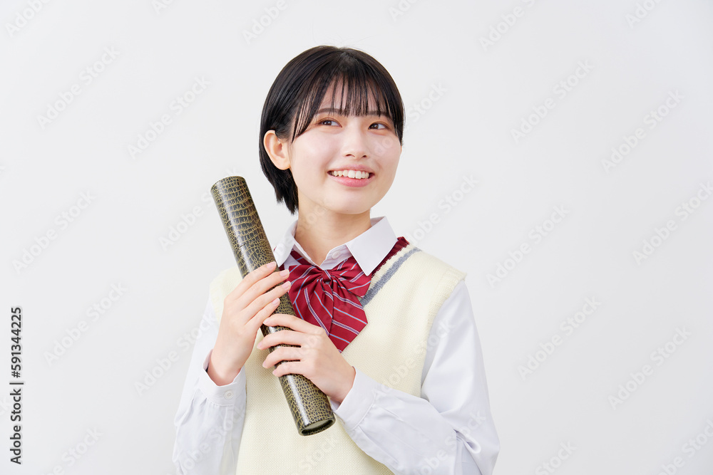 ワニ柄の筒を持って笑顔の女子高生　白背景