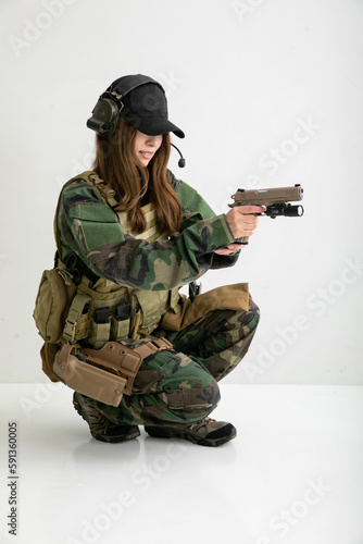 迷彩服を着て銃を構える女性 camouflage