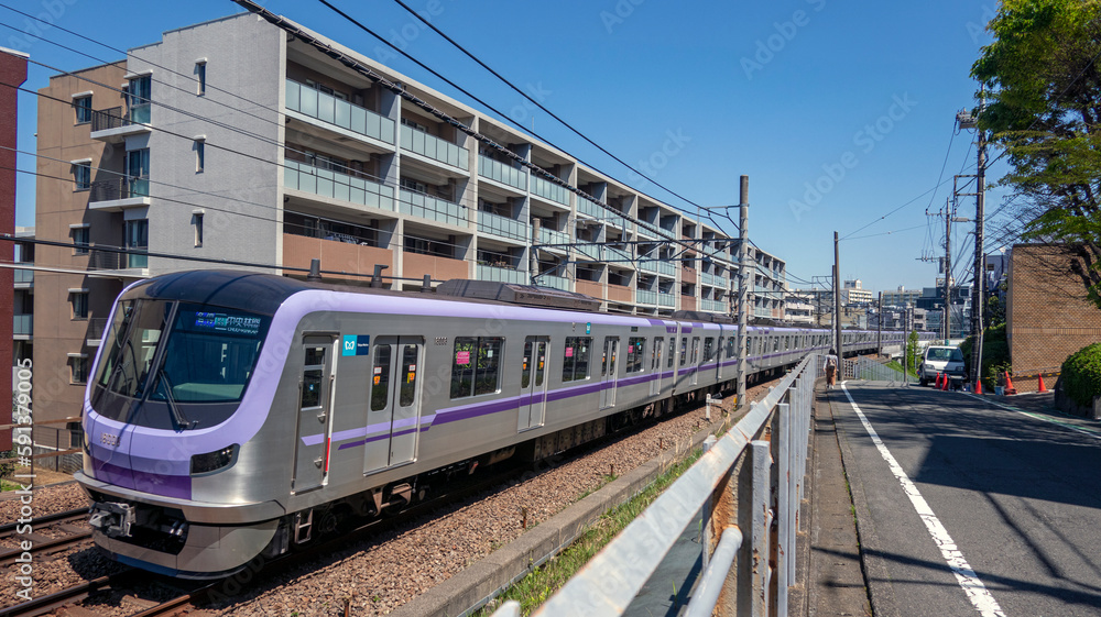 ニュータウンを走る電車 Stock Photo Adobe Stock