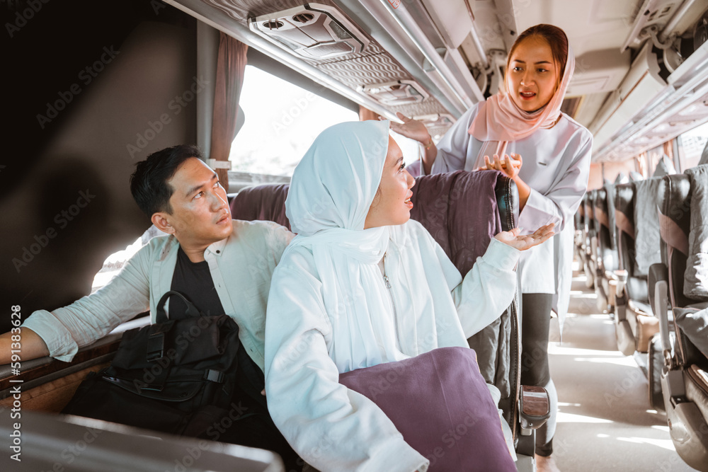 Obraz premium muslim passengers are having an argument with each other during bus ride