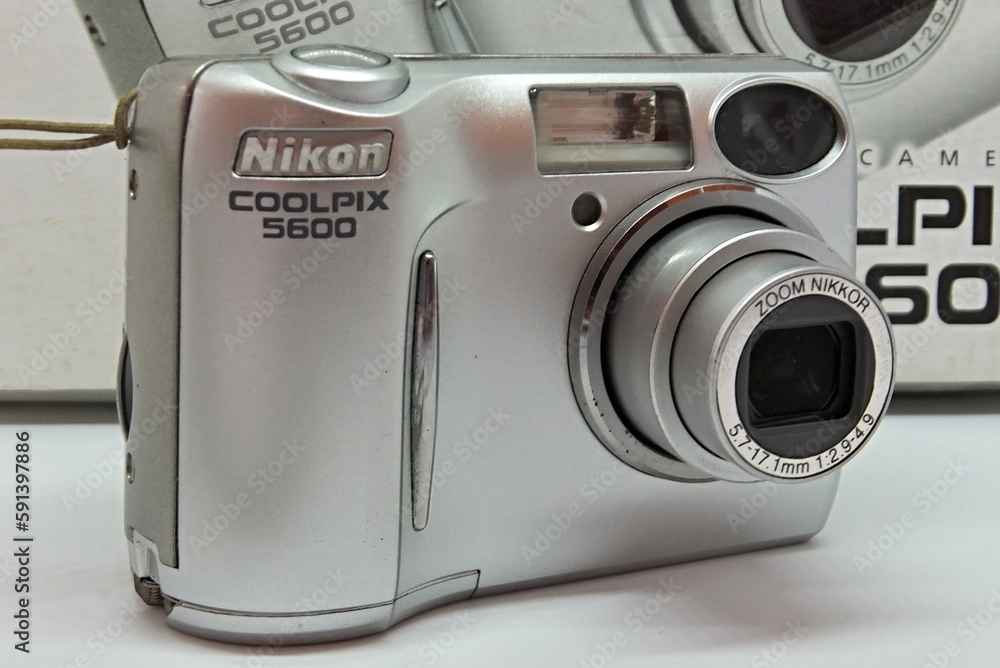 Vintage Nikon Coolpix 5600 vintage digital compact camera Stock
