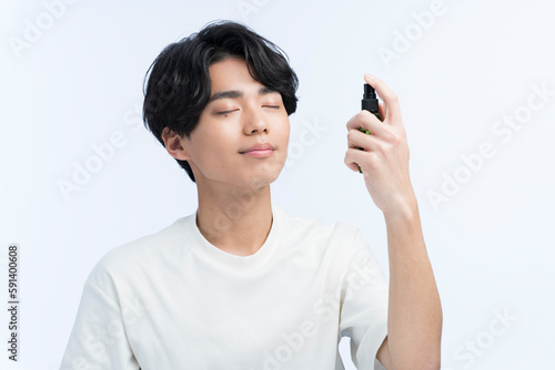 メンズビューティー/スキンケアをする若いアジア人男性 photo