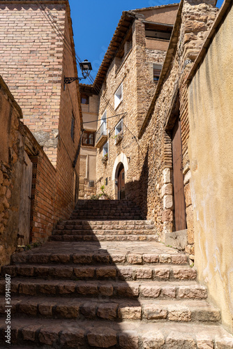Photograph of the streets of the town of Alquezar, where the Vero river and the hanging footbridges of Alquezar are located.