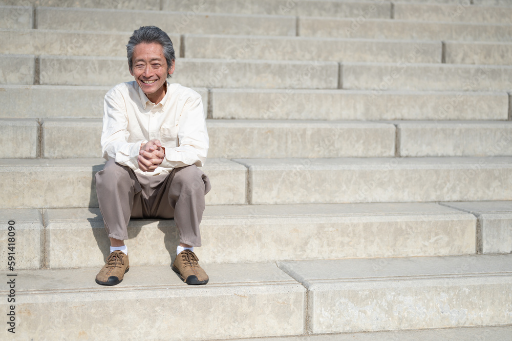 笑顔で座るシニア男性 笑顔で座るシニア男性