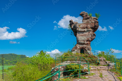 Bergfried der Burgruine Drachenfels bei Busenberg, im Volksmund auch Backenzahn genannt. Region Pfalz im Bundesland Rheinland-Pfalz in Deutschland photo