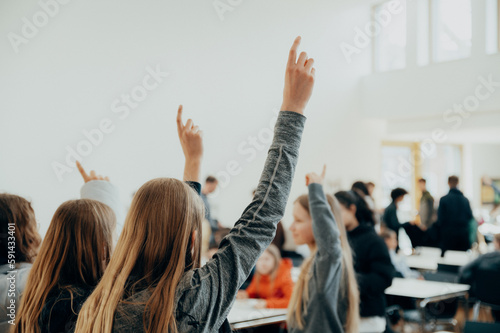 Aufzeigende Kinder in einer Schule