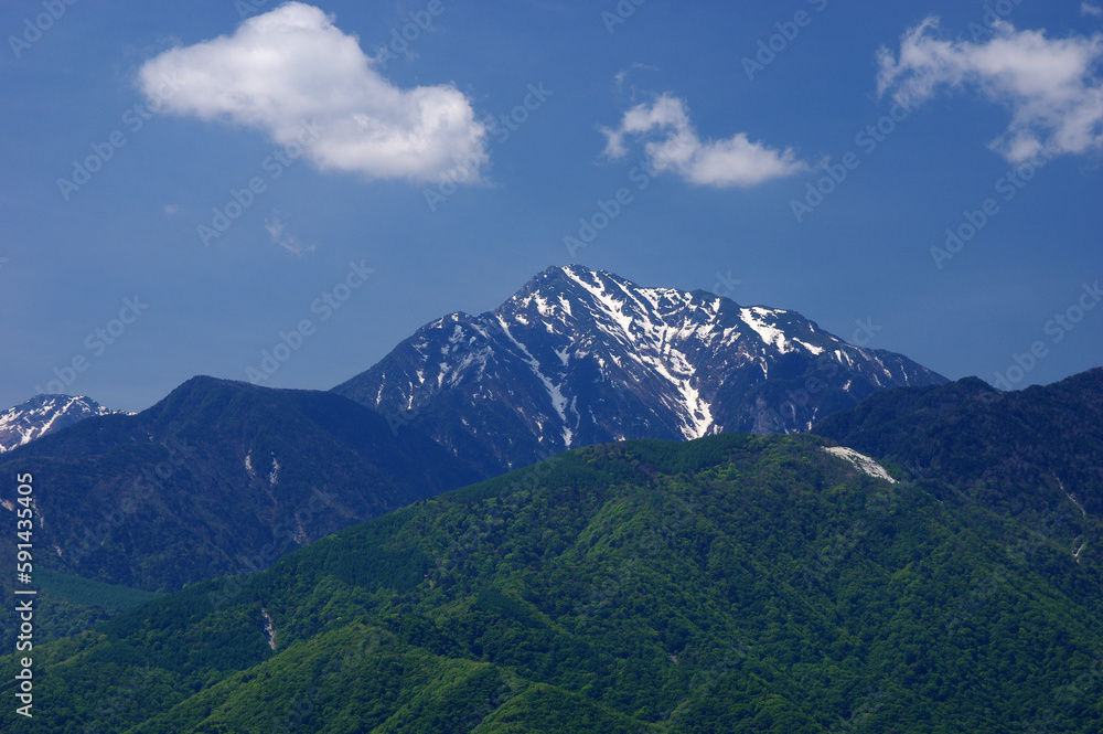 小淵沢から眺める初夏の甲斐駒ヶ岳と日向山