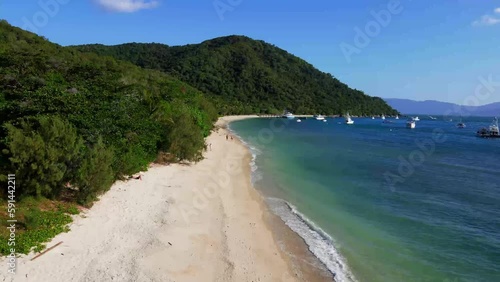 Wallpaper Mural Footage of an idyllic sandy beach and rainforests on Fitzroy Island Torontodigital.ca