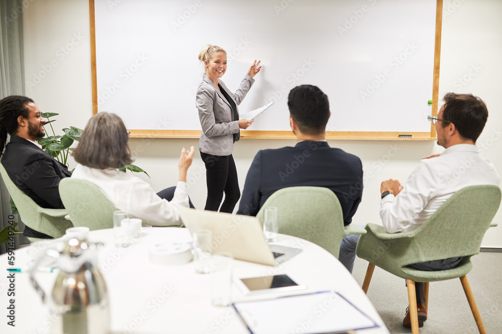 Junge Business Frau bei einer Präsentation am Whiteboard