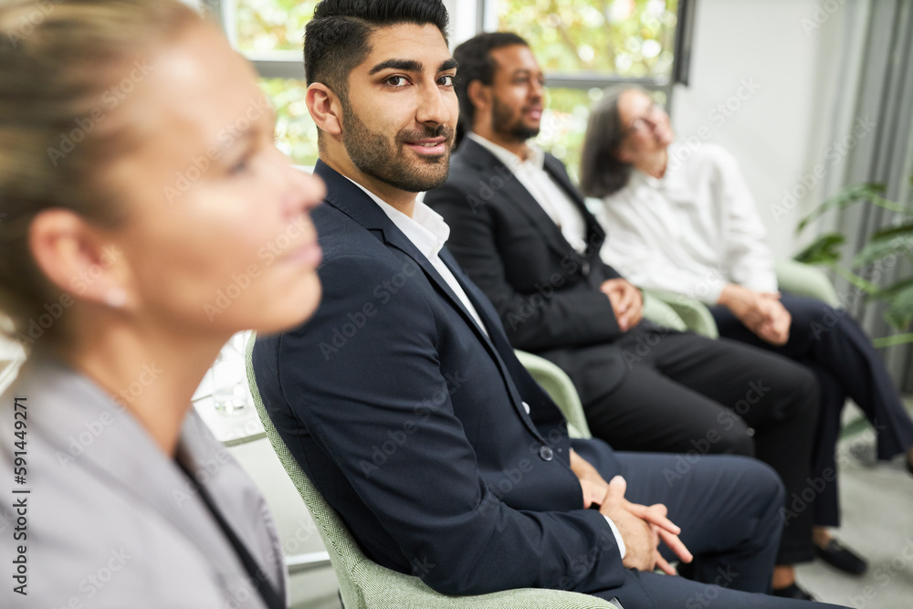 Business Mann und Kollegen als Trainees und Zuhörer Business Mann und Kollegen als Trainees und Zuhörer