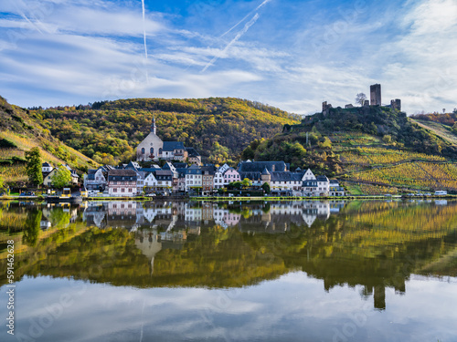 Obraz na płótnie Beilstein village on Moselle river during autumn seasn in Cochem-Zell district, Germany w salonie