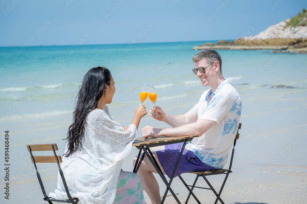 Obraz premium Happy couple spending time at the beach,Summer vacation,Concepts about love.