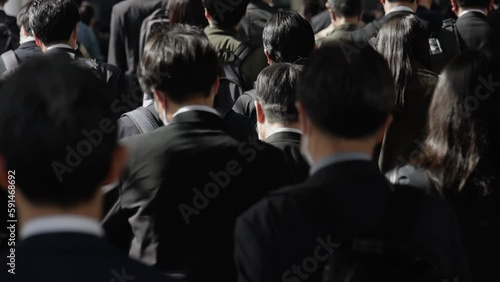 通勤するビジネスマンの後ろ姿　スローモーション撮影