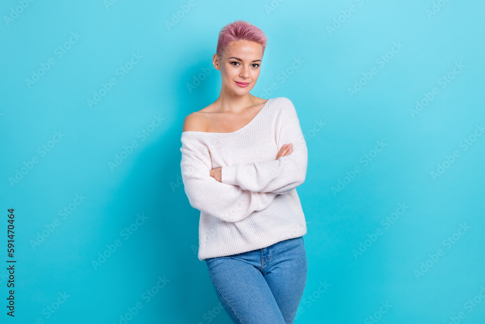 Photo of stunning serious successful lady wear white sweater arm folded promoting new boutique isolated on blue color background Photo of stunning serious successful lady wear white sweater arm folded promoting new boutique isolated on blue color background