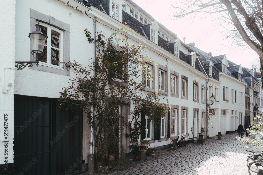 Obraz premium Weiße Häuserreihe in Maastricht, Niederlande