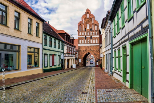 Obraz na płótnie teterow, deutschland - strasse in der altstadt mit malchiner tor w salonie