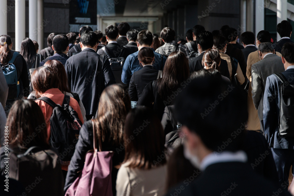 Fototapeta premium 通勤する人たちの後ろ姿