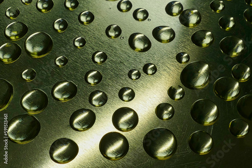 Makroaufnahme von Wassertropfen auf goldenem Metall