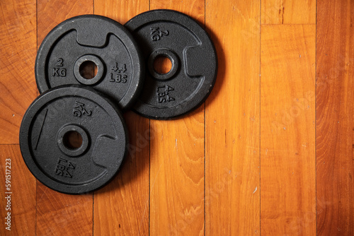 pesi per palestra sul pavimento 
