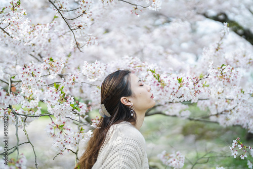 桜の花と女性 © peach100