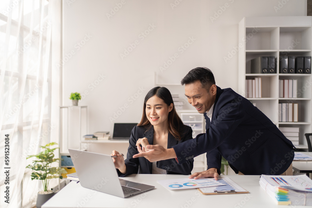 Obraz premium The couple of business talking about the project and make deal in the office.
