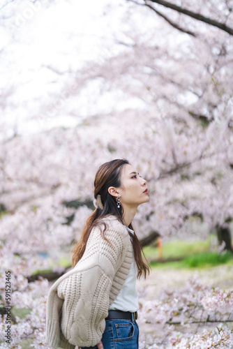 桜の花と女性