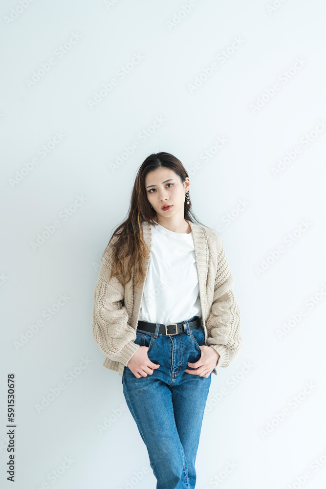 カジュアルファッションのクールな女性 カジュアルファッションのクールな女性