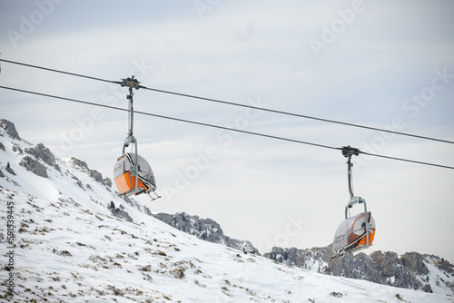 Wyciąg narciarski, gondola, kanapa, krzesełko, lodowiec, zima, ferie na nartach. Narciarze i snowboardziści wjeżdżają na stok