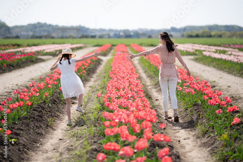 Wallpaper Mural 花畑で手をつなぐ母と娘 Torontodigital.ca