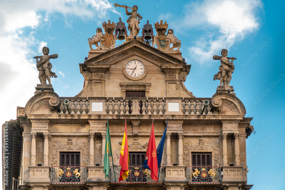 Obraz premium PAMPLONA , NAVARA - SPAIN .View of Consistorial Square and Town Hall building. Spanish and Navarra Flag. Beautiful architecture. 