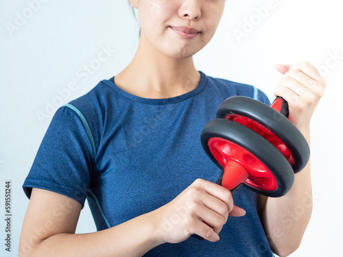 腹筋ローラーを紹介する女性