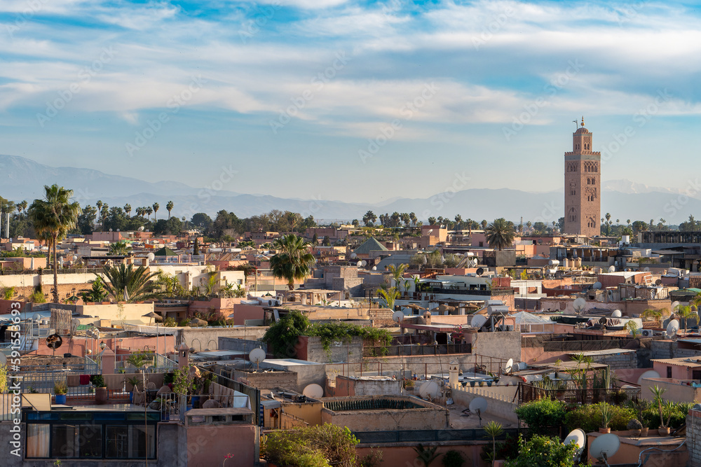 Stadtansicht Marrakesch mit Bergen im Hintergrund