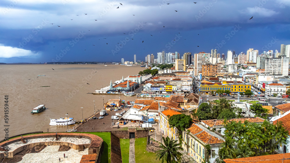 Obraz premium Paisagem Cidade Amazônia Beira Rio Belém Pará Ver o Peso Mercado Peixe Pescador Pesca Municipal Centro Feira Livre Artesanato Aéreo Drone Água Amazonas Belem Para Prédios Cultura Ver-o-Peso Barcos