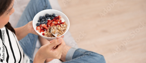 Φωτογραφία Asian Woman having delicious healthy breakfast at home on morning