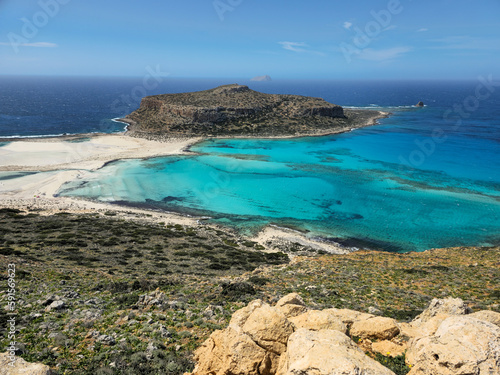 Niesamowita sceneria greckich wysp - zatoka Balos na Krecie, biały piasek i błękitna laguna photo
