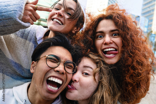 Foto Teenager friends taking self portrait making funny faces