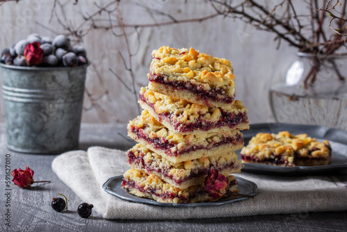 Obraz na płótnie Streusel pie with currant and rose petal filling on a light background. w salonie