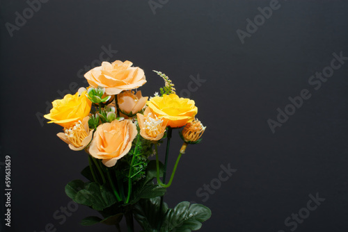 ramo de flores amarillas y naranjas sobre fondo negro  photo