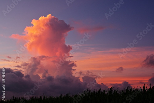 沖縄県小浜島　朝日に照らされた入道雲と朝焼け © 雅文 竹澤