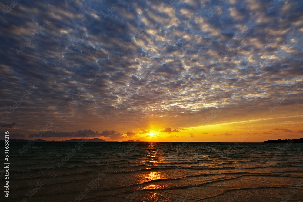 沖縄県小浜島　トゥマールビーチで撮影した美しい朝日