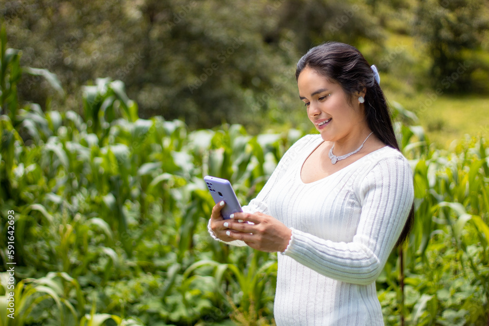 joven alegre mirando la pantalla del teléfono inteligente, naturaleza,celular,aire libre, joven alegre mirando la pantalla del teléfono inteligente, naturaleza,celular,aire libre,