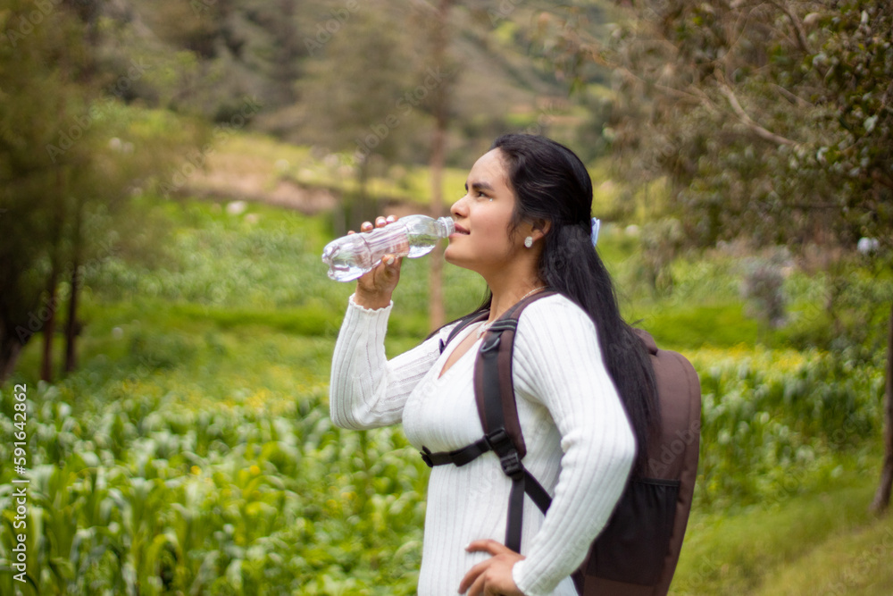 Caminante con una mochila bebiendo agua contra un cielo azul nublado,cielo azul,paisaje,explorar,cocepto turismo, Caminante con una mochila bebiendo agua contra un cielo azul nublado,cielo azul,paisaje,explorar,cocepto turismo,