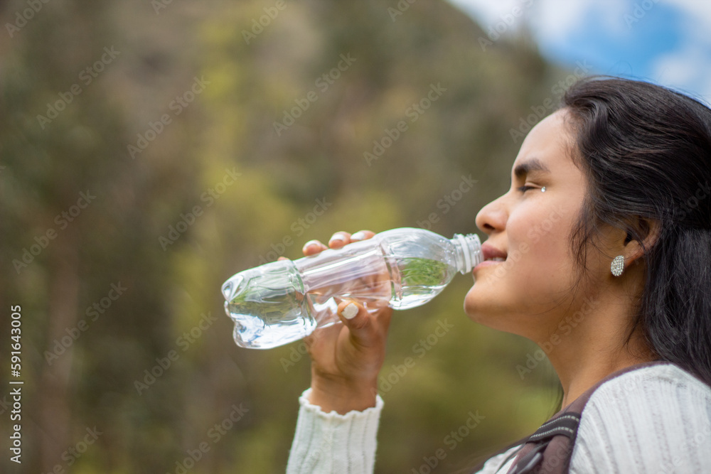 Caminante con una mochila bebiendo agua contra un cielo azul nublado,cielo azul,paisaje,explorar,cocepto turismo, Caminante con una mochila bebiendo agua contra un cielo azul nublado,cielo azul,paisaje,explorar,cocepto turismo,