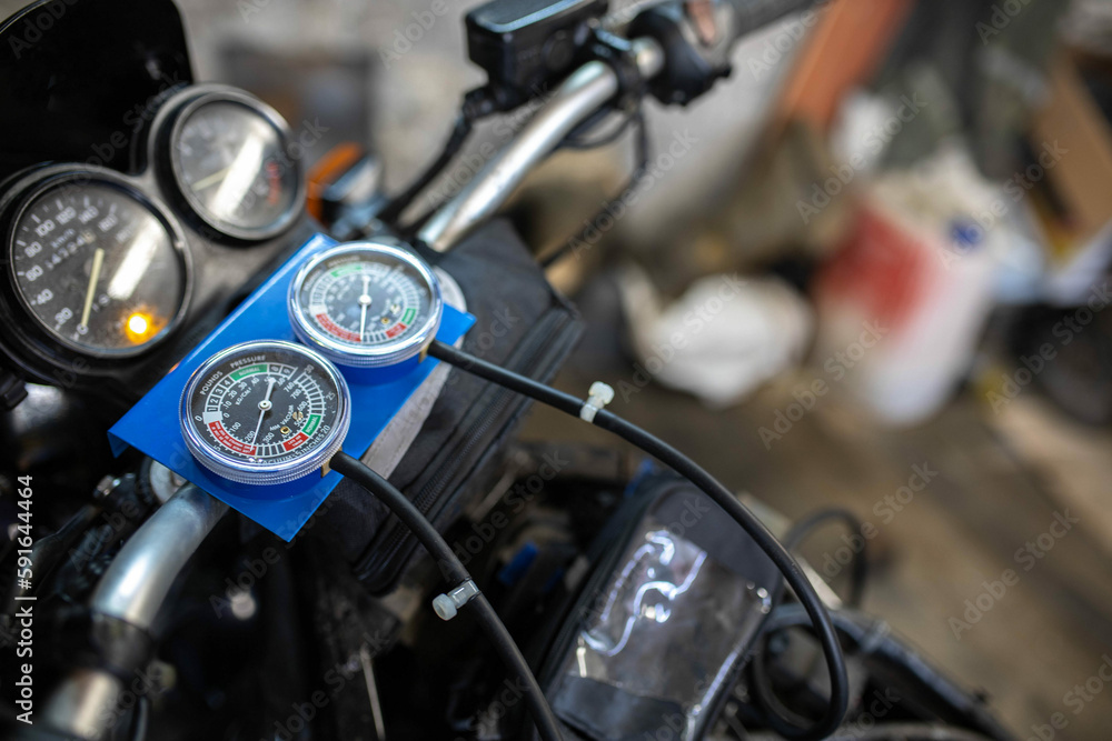 motorcycle repair, carburetor throttle synchronization with a vacuum gauge. motorcycle repair, carburetor throttle synchronization with a vacuum gauge.