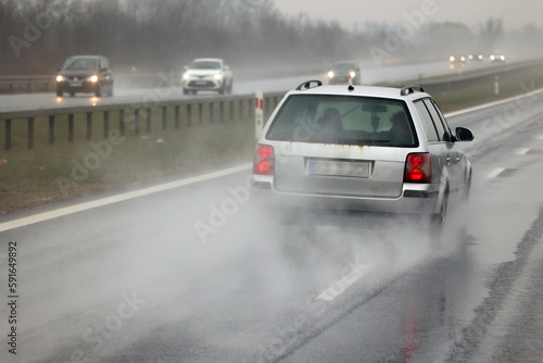 Samochody na drodze w czsie padaj  cego deszczu.   lisko. 
