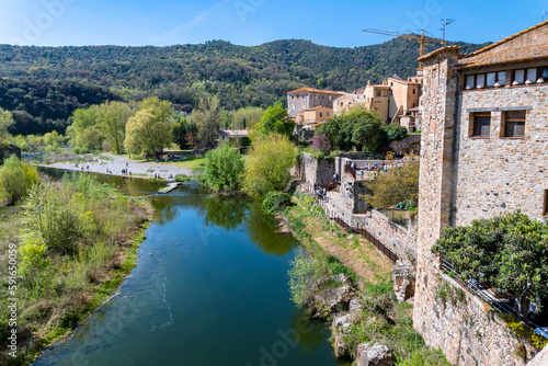 Vista de la hist  rica ciudad catalana  fortaleza  de Besal    Girona  con sus calles medievales.
