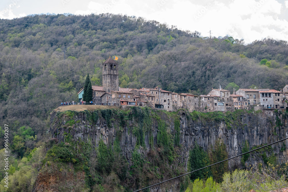 Castellfollit de la Roca, un precioso municipio de Girona (Cataluña - España)